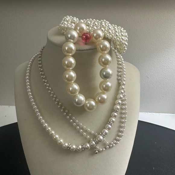 Lot of Faux Pearls 2 Stretch Bracelets 2 necklaces - Picture 1 of 10